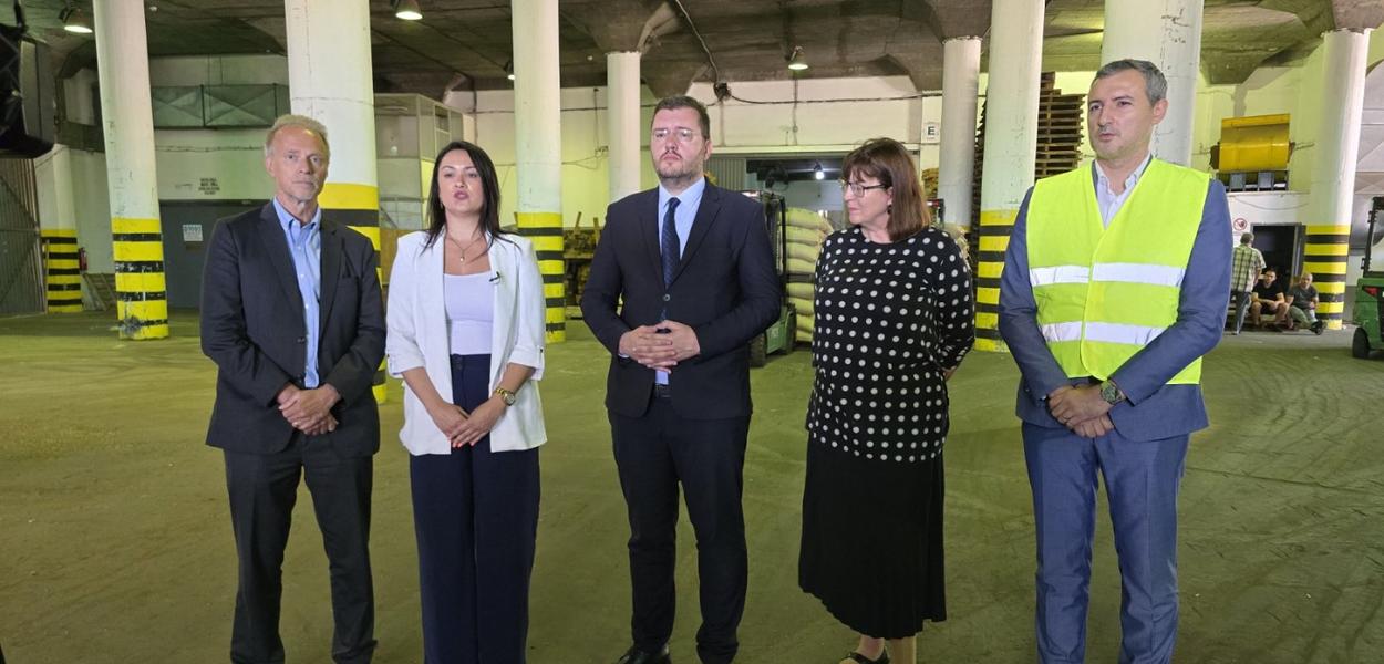 Obilazak skladišta u Slobodnoj zoni Luka Bar u kojem se odvija postupak uništenja zaplijenjenog duvana (Foto: Vlada Crne Gore)