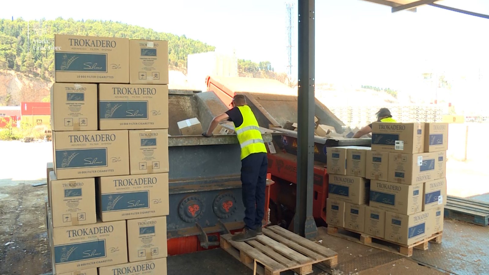 Uništavanje cigareta u Slobodnoj zoni Luke Bar