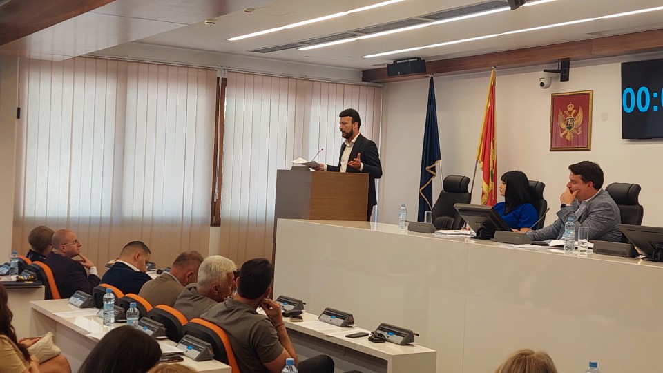 Nikola Jovanović na sjednici SO Budva (Foto: RTV Budva)