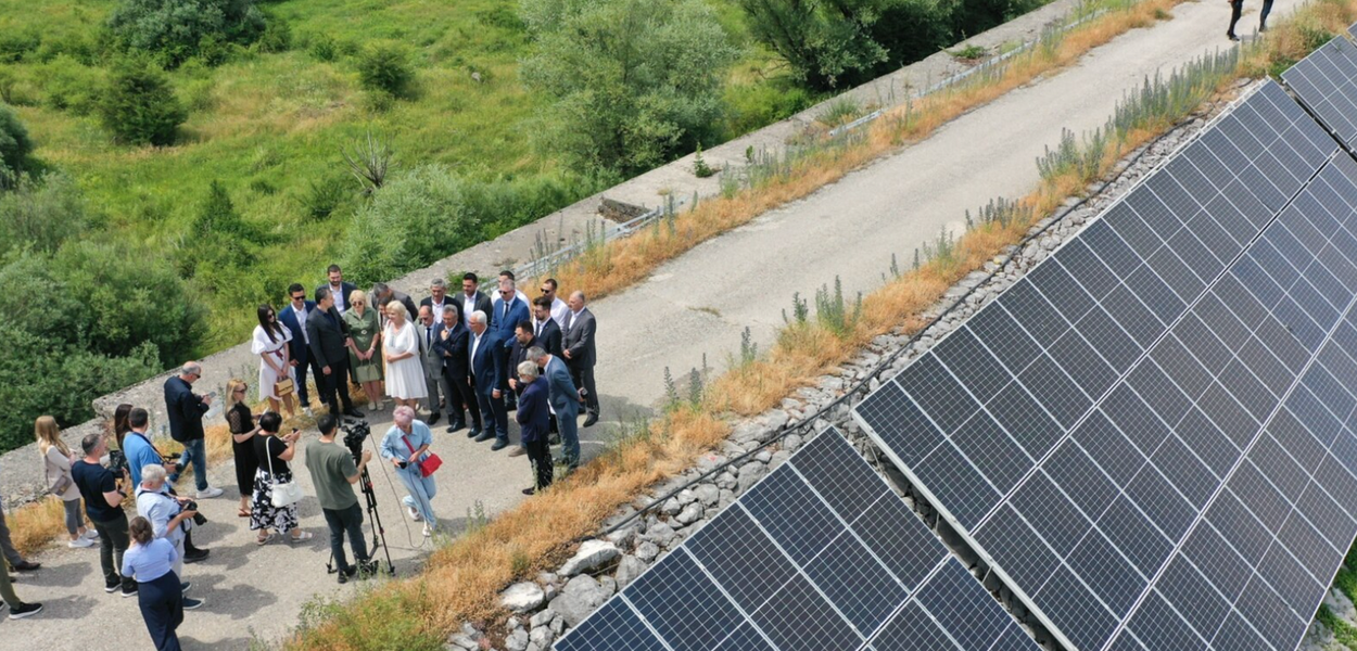 Čelnici energetskih kompanija tokom posjete solarnoj elektrani u Nikšiću (Foto: Skupština Crne Gore)