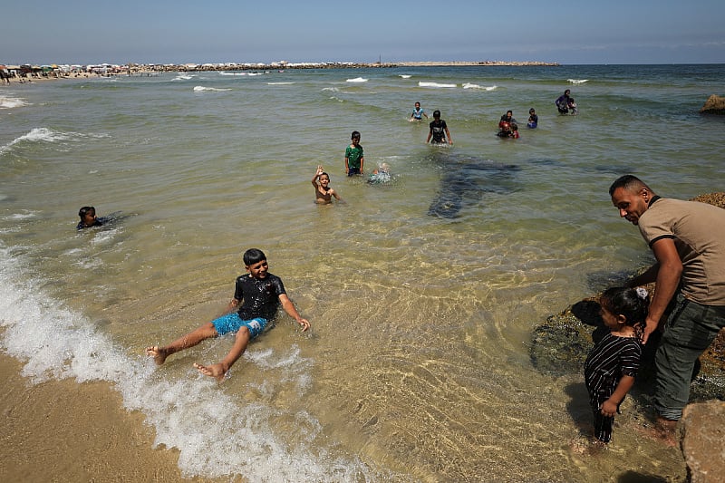Palestinci u moru traže spas od ljetnih vrućina (Foto: Reuters)