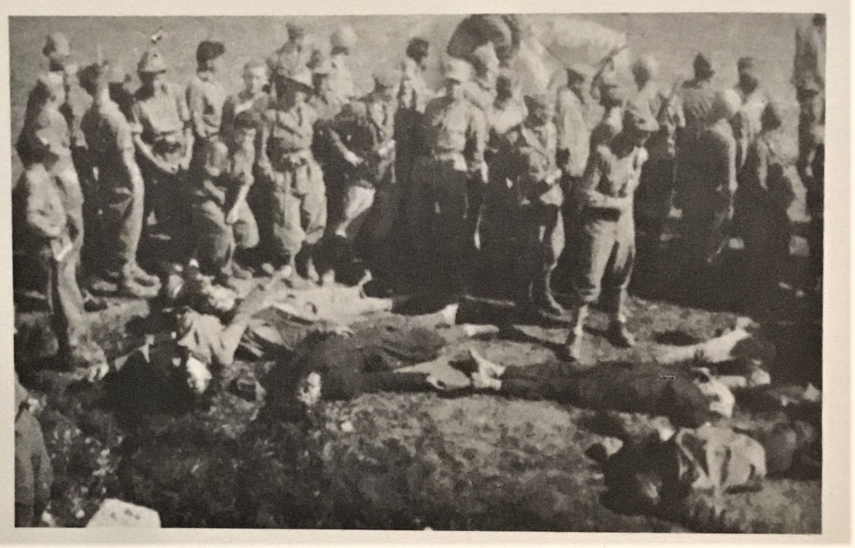 Italijanski vojnici nad tijelima strijeljanih ustanika