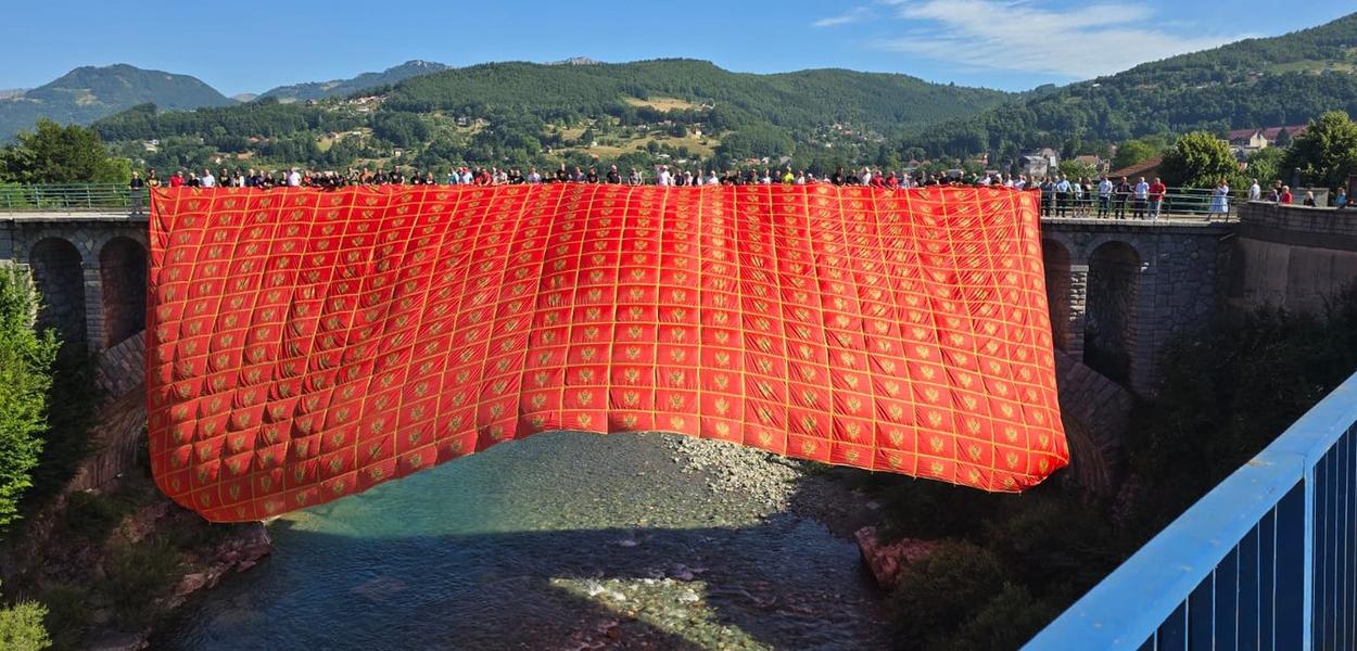 Crnogorska zastava u Mojkovcu (Foto: Portal ETV)