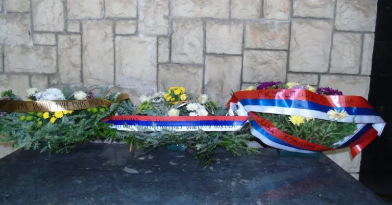 Vijenac na spomeniku palim borcima na Stražici (Foto: PV informer)