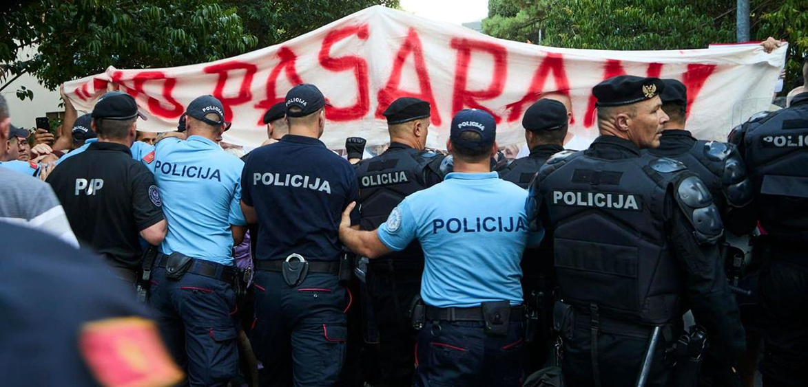 POSTOJI LI NEKI NEDODER U CRNOJ GORI: Detalj sa protesta povodom Trinestojulsku nagradu (Foto: Stevo Vasiljević)