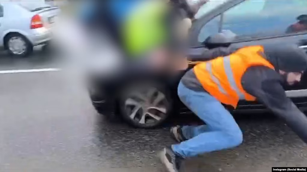 Momenat kada je automobil udario studente na blokadi na Novom Beogradu, 24. januar 2025. (Foto: Instagram)