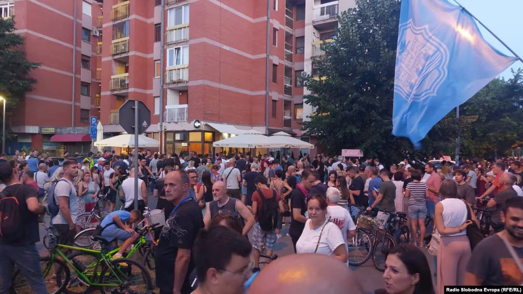 Protest zbog pomilovanja aktivista vladajuće stranke koji su napali studente u Novom Sadu, 15. jul 2025. (Foto: Radio Slobodna Evropa)