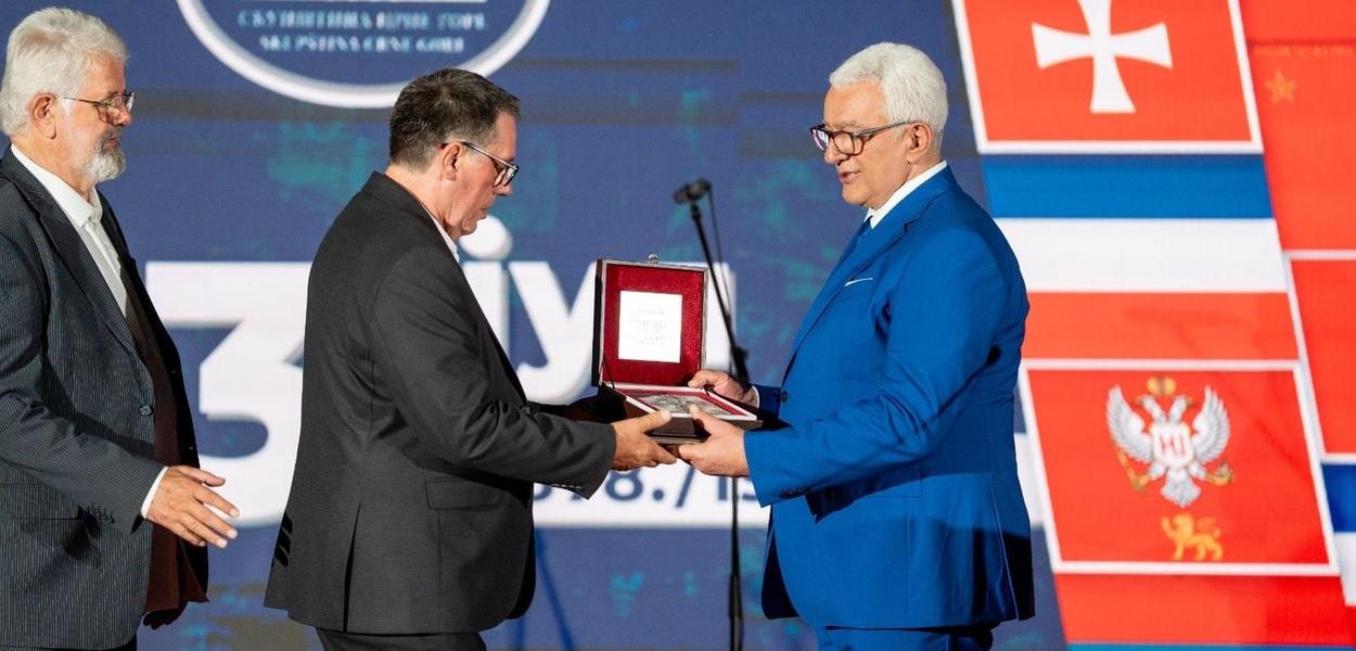 Andrija Mandić uručio Trinaestojulske nagrade bez obzira na sve kontraverze koje su pratile proces