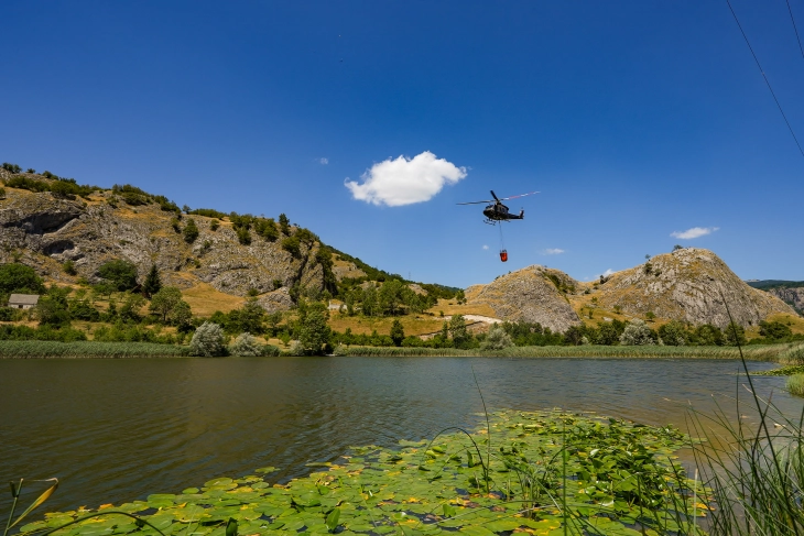Gašenje požara u selu Duži (Foto: Agencija Mina)