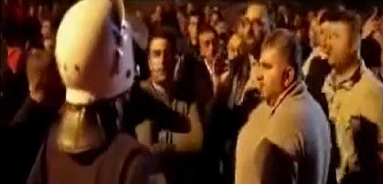 PRAVI POTEZ U TEŠKO VRIJEME: Marjan Račić u uniformi ispred demonstranata 2020. godine (Foto: Screenshot Portal ETV )