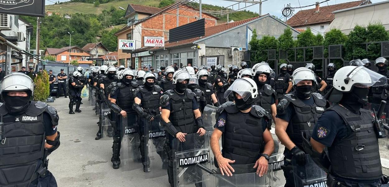 Policija je tokom dana čuvala ulaz u Državni univerzitet u Novom Pazaru , 29. jul 2025. (Foto: RSE)