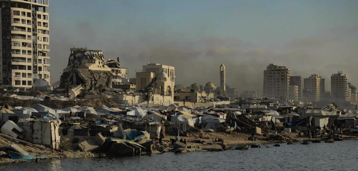 Stotine raseljenih porodica izgradile su improvizovana skloništa u morskoj luci Gaze (Foto: UNICEF)