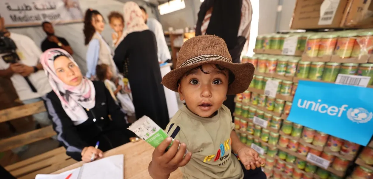 Ranjiva djeca primaju prehrambenu podršku u centru za probir i liječenje pothranjenosti koji podržava UNICEF u Kan Junisu, na jugu Pojasa Gaze (Foto: UNICEF)