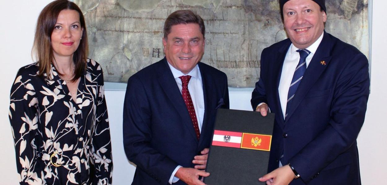 Predaja građe iz Austrijskog državnog arhiva Državnom arhivu Crne Gore