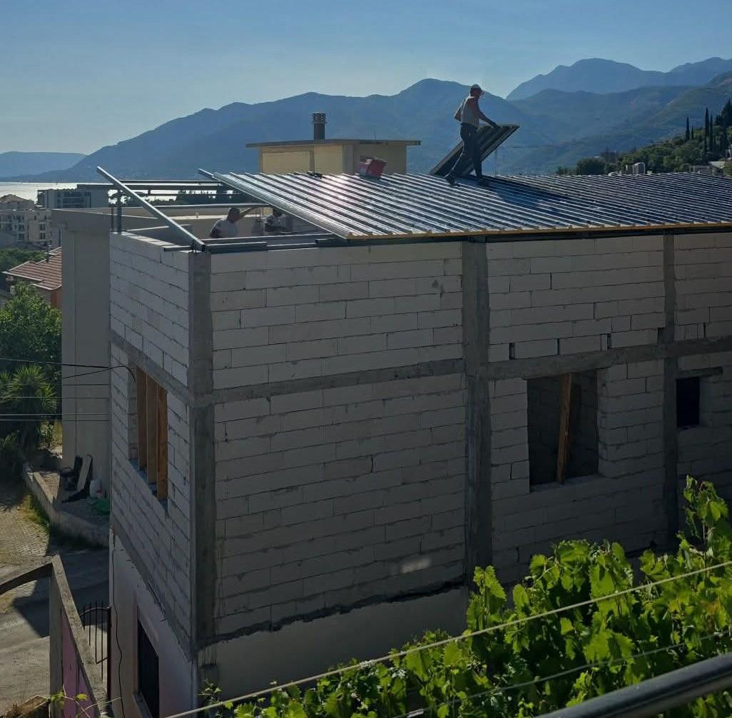 Dok su inspekcije pisale prijave i zabrane komunalna inspektorka ukrovila „divlju kuću“ (Foto: Portal ETV)