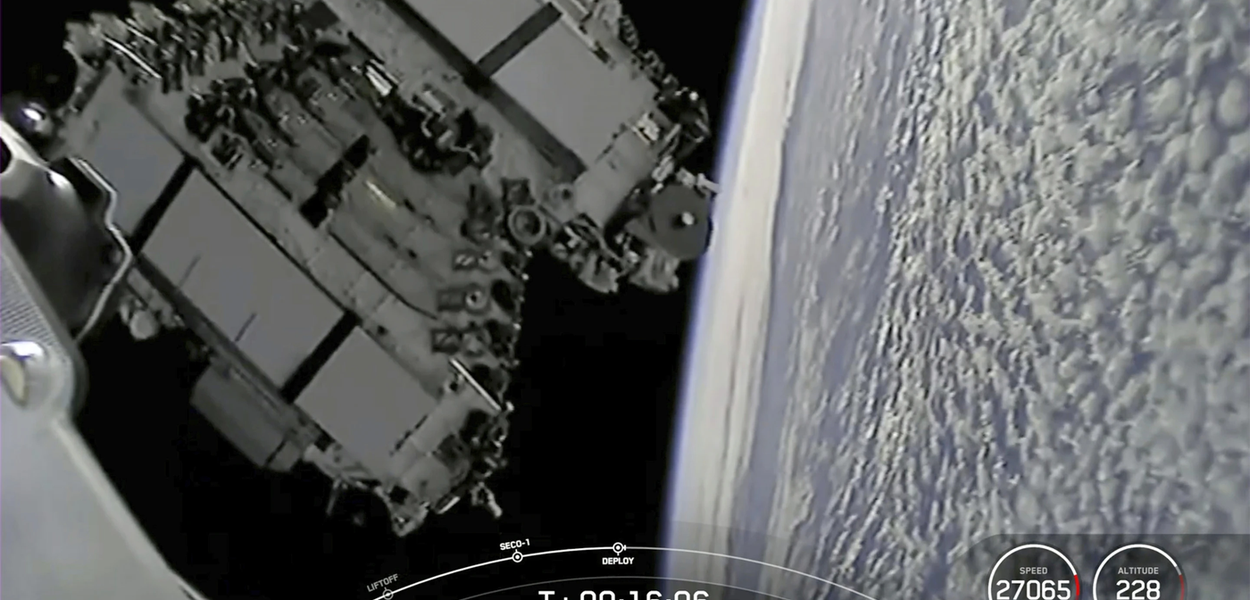 Raketa Falkon 9 ispušta Starlink satelite nakon što je poletjela sa Svemirske stanice američkih Svemirskih snaga u Kejp Kanaveralu, Florida, 13. novembra 2021. godine (Foto: Space X)