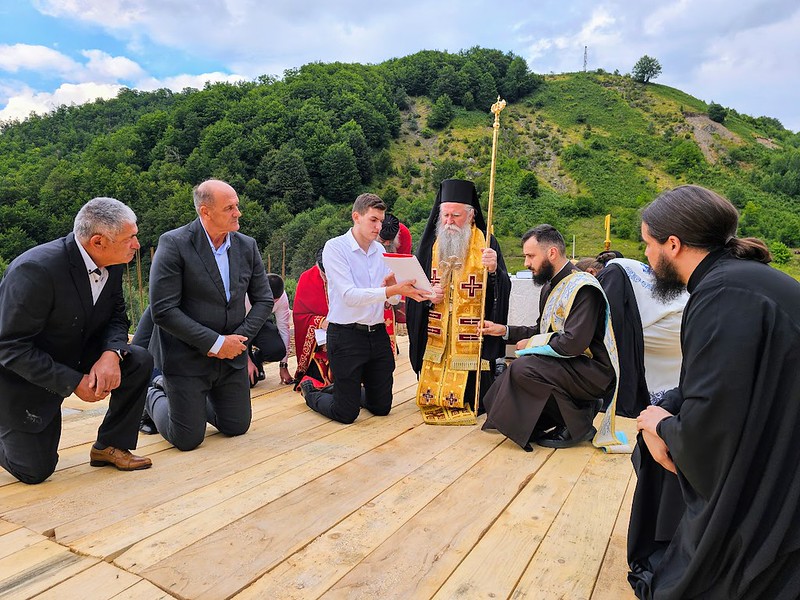 Zečević na koljenima pred Joanikijem (Foto: MCP)