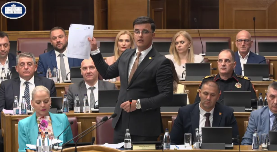 MAHANJE NEZVANIČNIM DOKUMENTIMA: Danilo Šaranović u Skupštini 28. jula (Foto: Stop kadar)