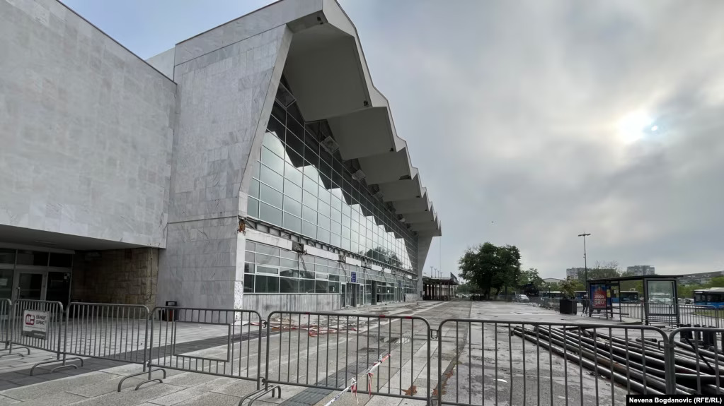 Željeznička stanica u Novom Sadu šest mjeseci nakon pada nadstrešnice u kojem je poginulo 16 ljudi, 25. april 2025. (Foto: Nevena Bogdanović (RFE/RL))