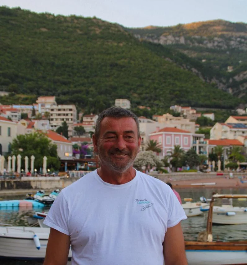 Ribar Mladen Đukanović ulovio ajkulu (Foto: Primorski portal)