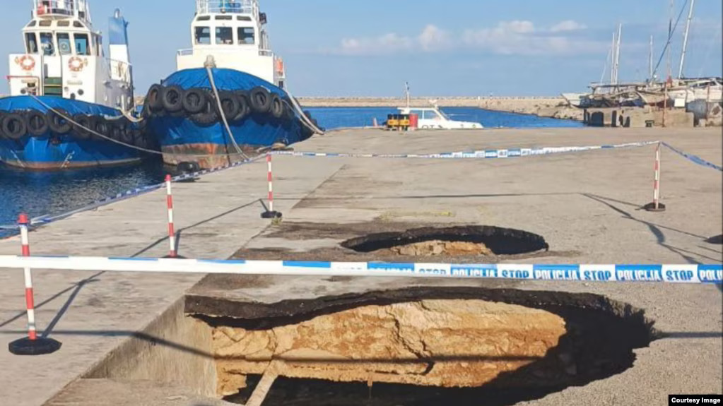 Urušavanje gatova u barskoj luci prouzrokovalo je obustavu saobraćaja na relaciji između Crne Gore i Italije, jul 2025. (Foto: Radio Slobodna Evropa)