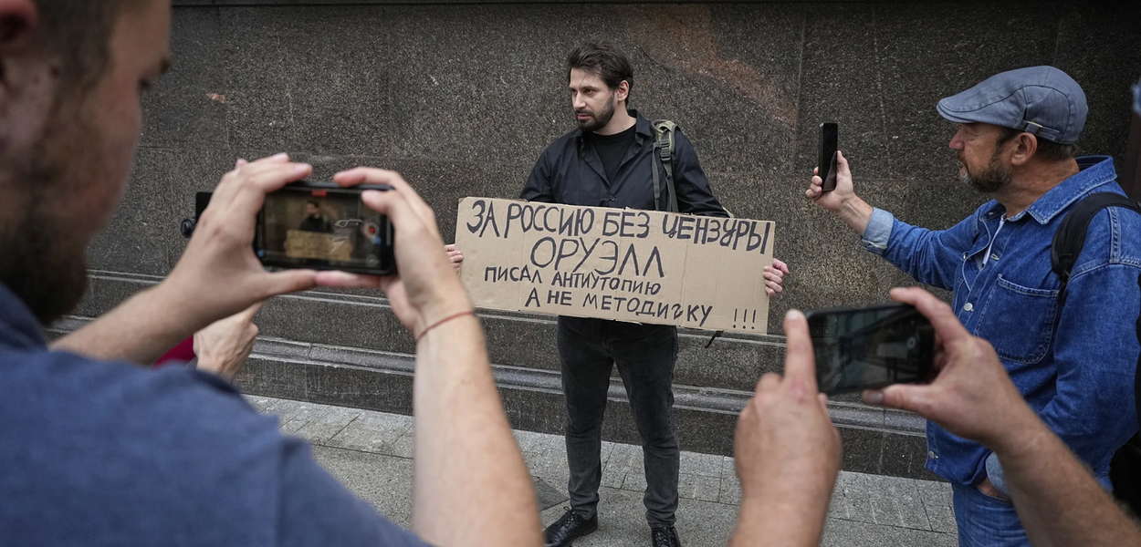 Aktivista drži transparent na kojem piše: „Za Rusiju bez cenzure. Orvel je pisao distopiju, a ne priručnik za upotrebu,” ispred Državne dume, u Moskvi, Rusija,, 22. jula 2025, uoči usvajanja zakona kojim se kažnjavaju online pretrage informacija koje se smatraju „ekstremističkim” (Foto: AP Photo)