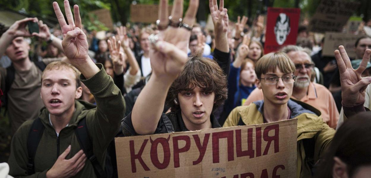 Protest protiv zakona usmjerenog na antikorupcijske institucije ispred ukrajinskog parlamenta u Kijevu, 31. jul 2025. (Foto: Evgeniy Maloletka)