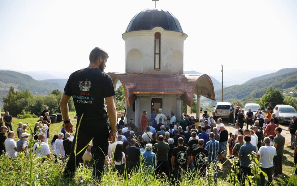 Kod hrama je okupljeno stotinjak građana sa četničkim obilježjim
