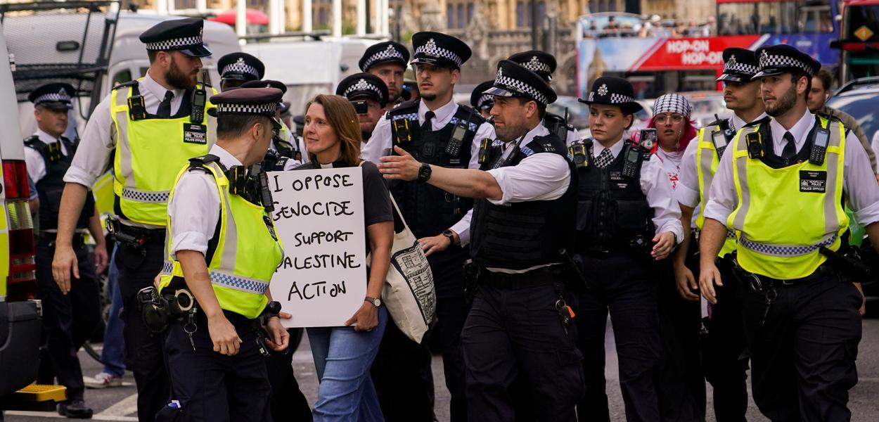 Policijski službenici hapse demonstrante tokom protesta u znak podrške palestinskom narodu, na Trgu Parlamenta u Londonu (Foto: AP/Alberto Pezzali)