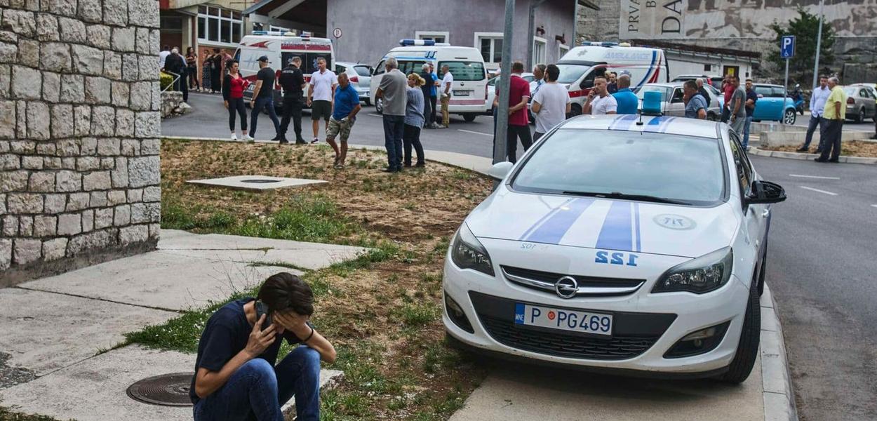 Zbrinjavanje ranjenih nakon zloćina u Medovini: Ispred bolnice Danilo I na Cetinju (Foto: Stevo Vasiljević)