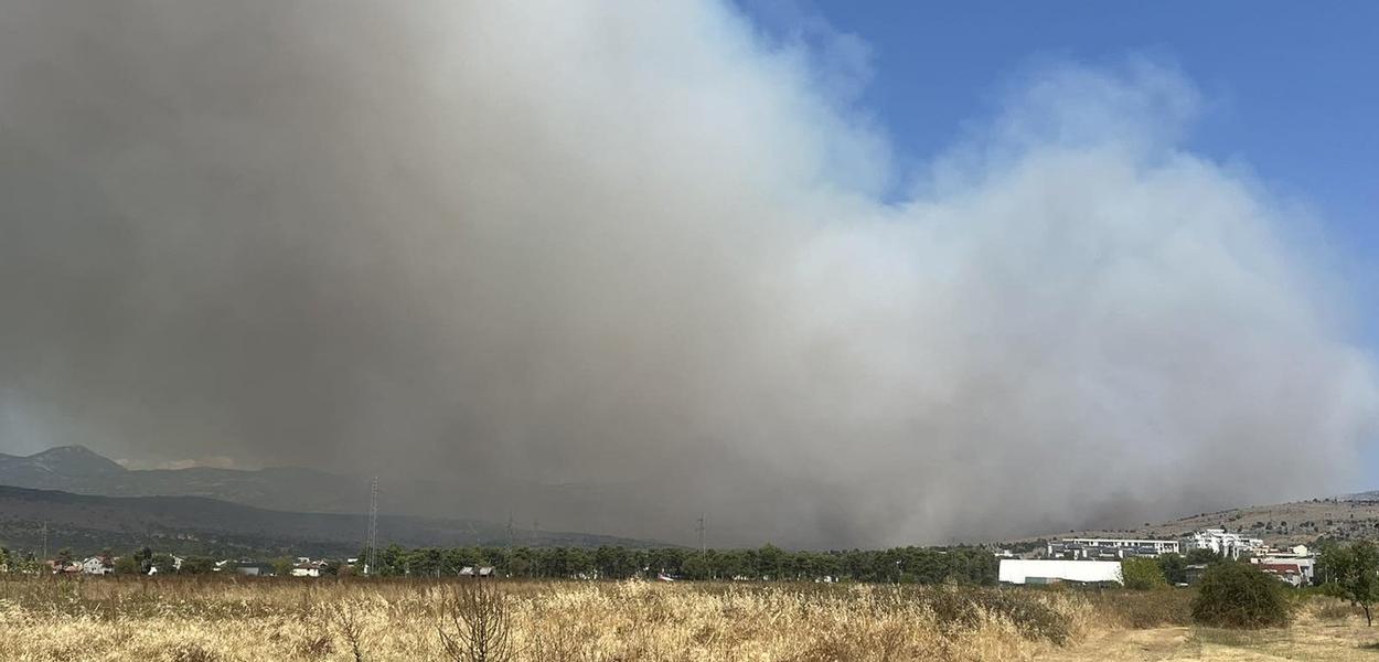 Zbog požara u Piperima gust dim se širi gradom (Foto: Portal ETV/Tamara Klikovac)