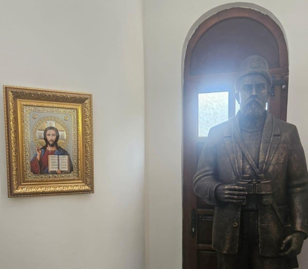 IDOLOPOKLONSTVO SCP: Kip Pavla Đurišića u ravni sa ikonom Isusa Hrista (Foto: UGC)