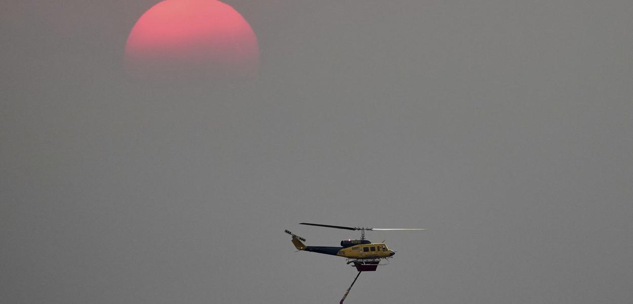 Helikopter u Grčkoj gasi požare (Foto: AP Photo/Thanassis Stavrakis)