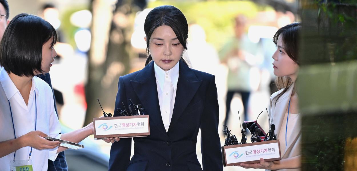 Bivša prva dama Južne Koreje, Kim Gon Hi (u sredini), supruga opozvanog bivšeg predsjednika Jun Suk Jola, dolazi u sud na ročište radi razmatranja zahtjeva specijalnih tužilaca za izdavanje naloga za njeno hapšenje, u Seulu, Južna Koreja, u utorak, 12. avgusta 2025. (Foto: AP/Jung Yeon-je)