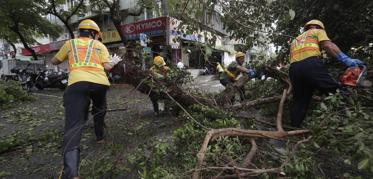 Posljedice tajfuna u Tajpeju, Tajvan, novembar 2024. (Foto: Chiang Ying-ying/AP)