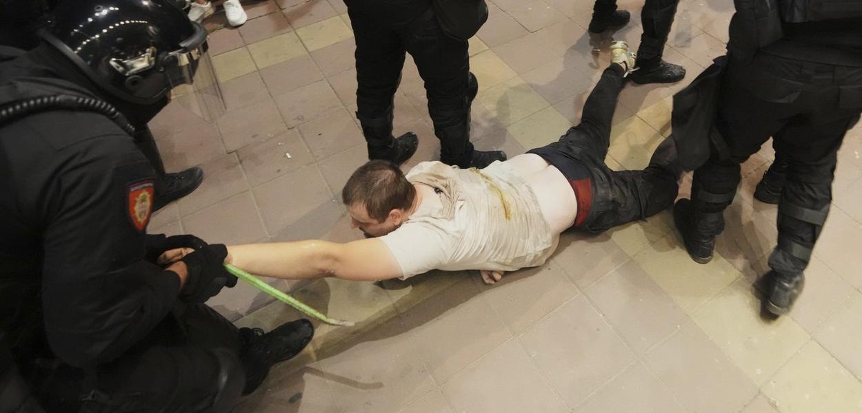 Pripadnici srpske Žandarmerije privode navodnog pristalicu vlasti tokom antivladinog protesta u Beogradu, Srbija, srijeda, 13. avgust 2025. (Foto: Darko Vojinovic)