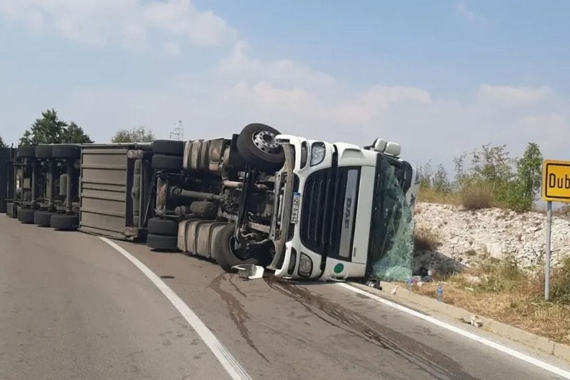 Prevrtanje vozila (Foto: Služba zaštite i spašavanja Cetinje)