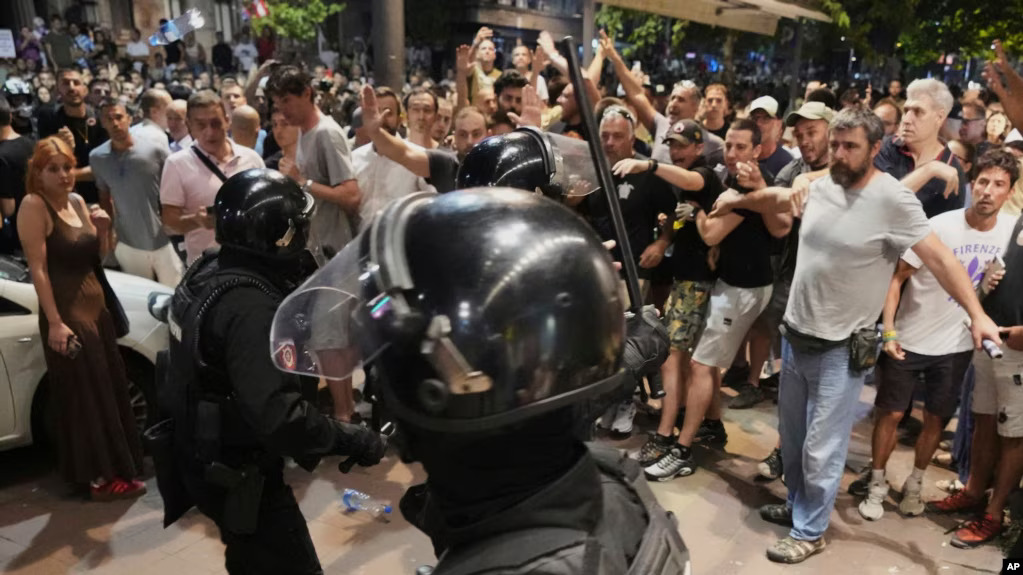 Detalj sa protesta u Beogradu, 13. avgust 2025. (Foto: AP)