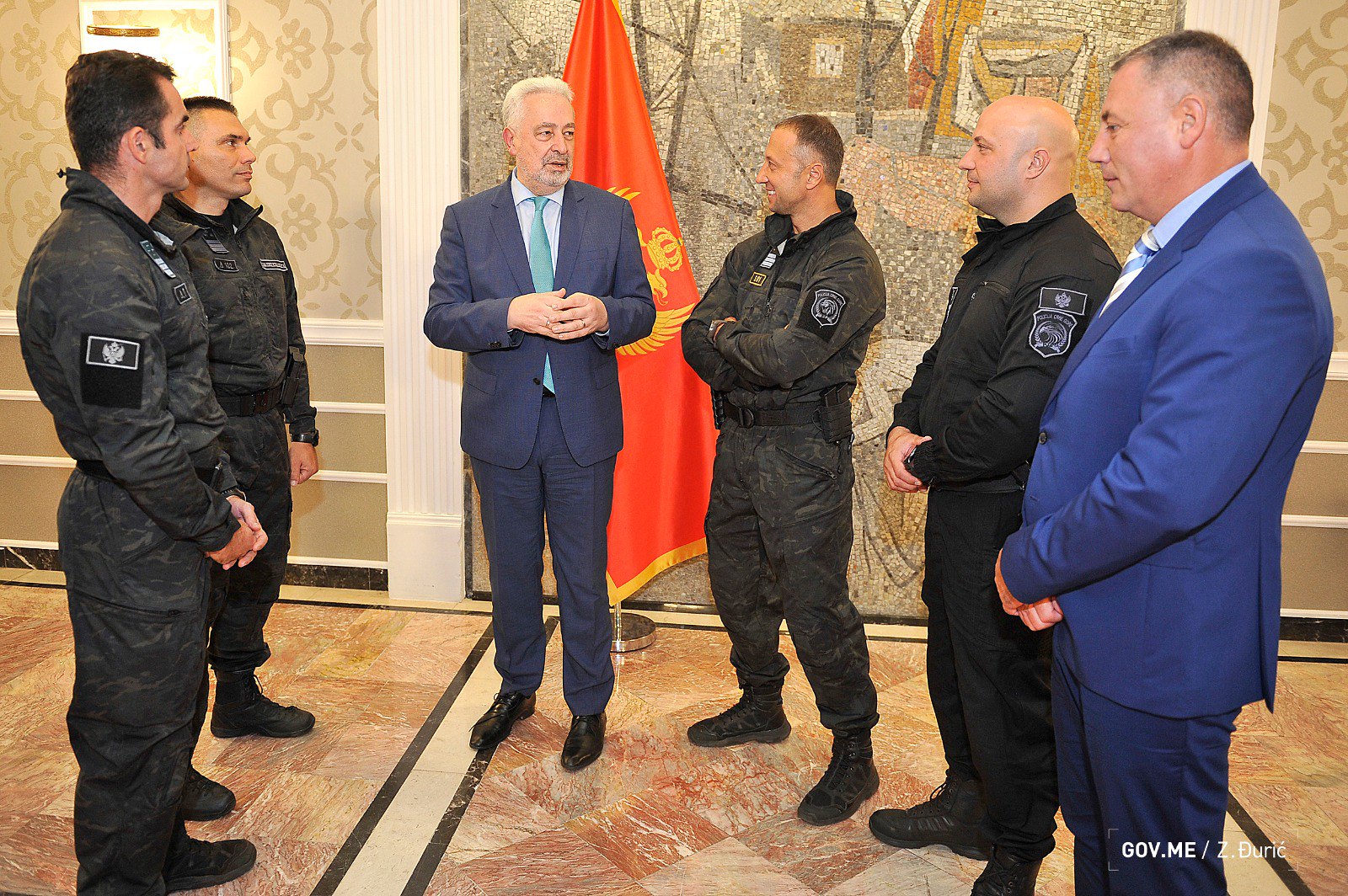 NAGRADE I NAKNADE ZA NEZAKONITO POSTUPANJE:   Zdravko Krivokapić i nagrađeni policajci