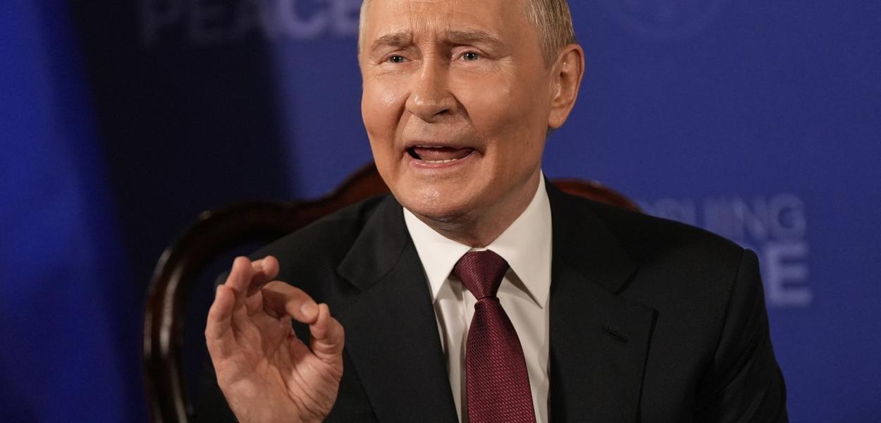 Russia's President Vladimir Putin speaks as he meets with President Donald Trump Friday, Aug. 15, 2025, at Joint Base Elmendorf-Richardson, Alaska. (AP Photo/Julia Demaree Nikhinson) (Foto: Julia Demaree Nikhinson)