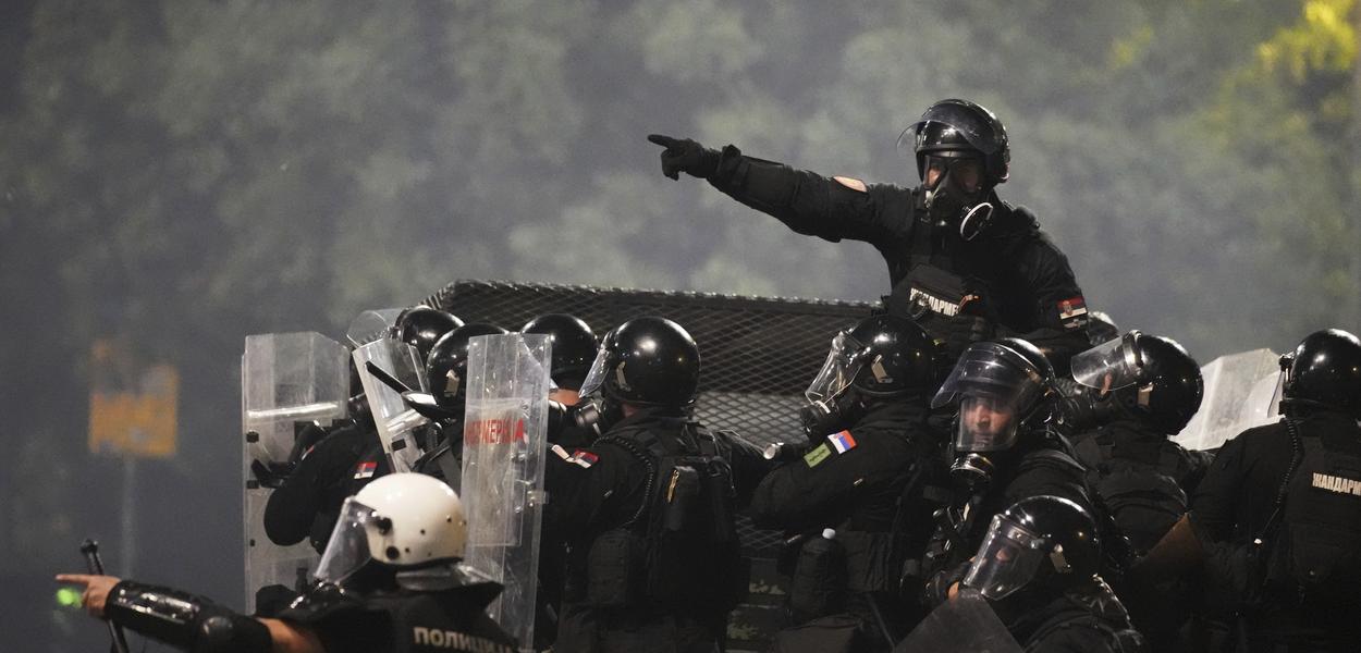 Srpska Žandarmerija tokom antivladinih protresta u blizini prostorija Srpske napredne stranke u Beogradu, 15. avgust 2025. (Foto: Darko Vojinovic)