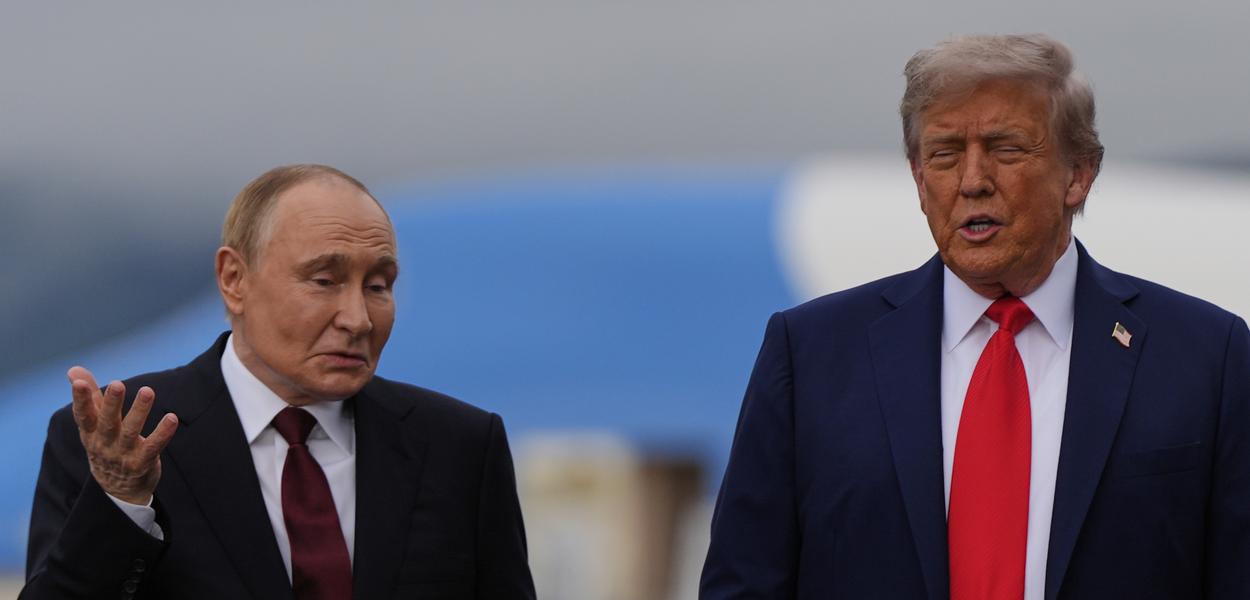 President Donald Trump greets Russia's President Vladimir Putin Friday, Aug. 15, 2025, at Joint Base Elmendorf-Richardson, Alaska. (AP Photo/Julia Demaree Nikhinson) (Foto: Julia Demaree Nikhinson)