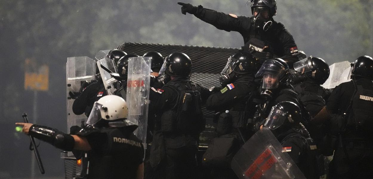 Serbian gendarmerie officers patrol in truck during an anti-government protest near Serbian Progressive Party office in Belgrade, Serbia, Friday, Aug. 15, 2025. (AP Photo/Darko Vojinovic) (Foto: Darko Vojinovic)