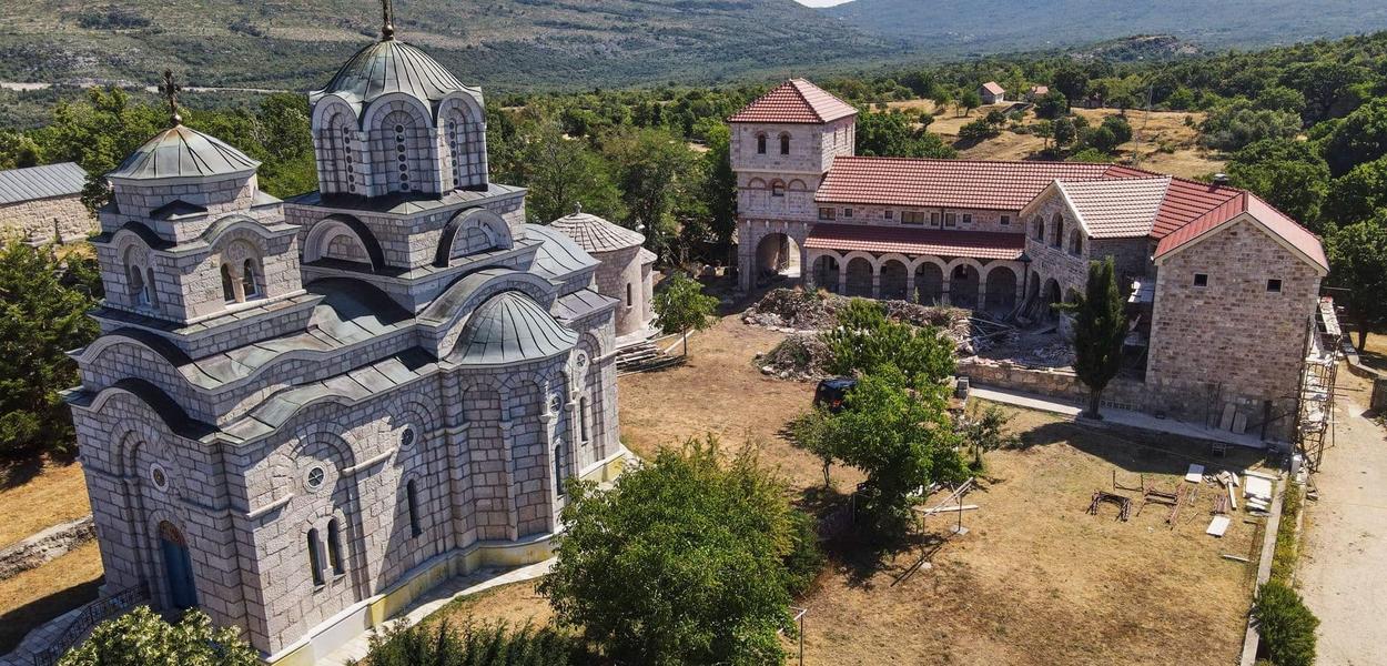 Manastirska crkvai nelegalni konak uselu Petrovići (Foto: Pobjeda/Stevo Vasiljević)