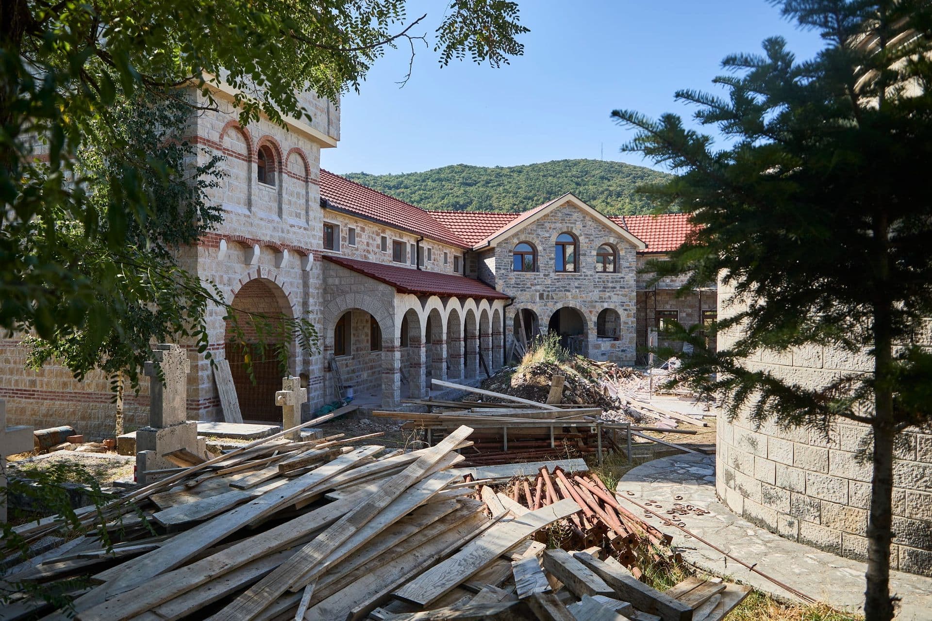 Pogled na unutrašnju stranu konaka i gomile šuta i građevinskog materijala (FOTO: Stevo Vasiljević)
