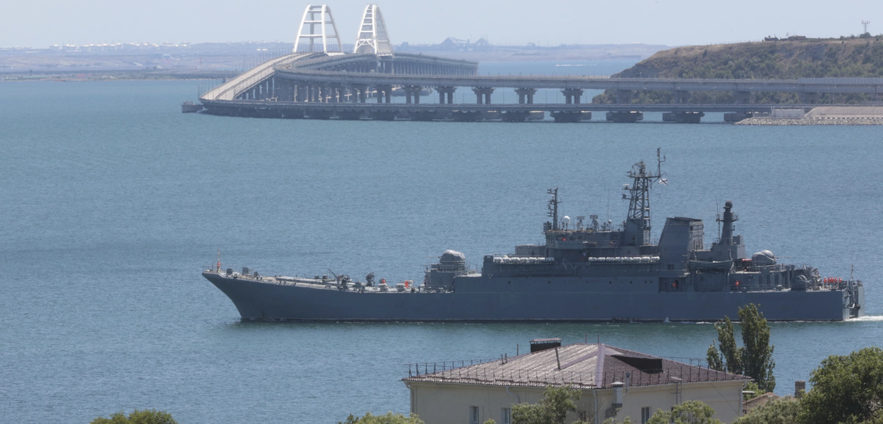 Ruski vojni desantni brod u blizini Kerča, na Krimu, 17. jula 2023. (Foto: AP foto, arhiva)