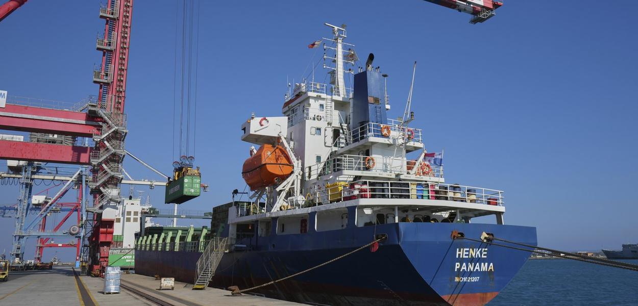 Kontejneri natovareni humanitarnom pomoći za narod Gaze, uključujući brašno, tjesteninu, hranu za bebe i konzervisanu robu, ukrcavaju se na brod pod panamskom zastavom u glavnoj luci Kipra, u Limasolu, u ponedjeljak, 18. avgusta 2025. (Foto: AP photo/Petros Karadjias)