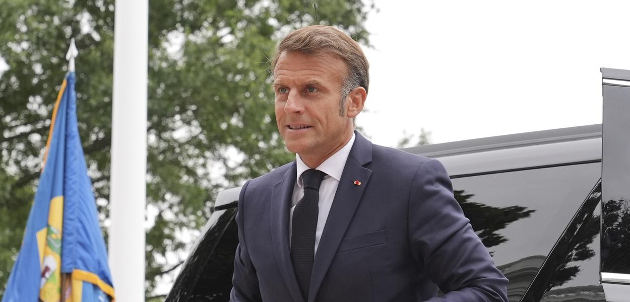 Makron dolazi na sastanak sa predsjednikom Donaldom Trampom i predsjednikom Ukrajine Volodimirom Zelenskim, u ponedjeljak, 18. avgusta 2025, na južnom trijemu Bijele kuće u Vašingtonu.. (Foto: AP photo/Jacquelyn Martin)