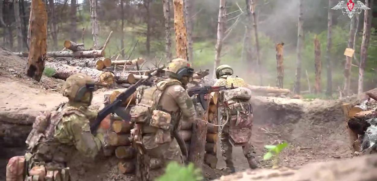 Na fotografiji snimljenoj iz videa koji je 19. jula 2025. godine, distribuirala Press služba Ministarstva odbrane Rusije, vide se jurišne jedinice Ruske vojske koje prisustvuju obuci kako bi usavršile svoje borbene vještine na jednom od poligona na tajnoj lokaciji u Ukrajini. (Foto: Press služba Ministarstva odbrane Rusije preko AP)