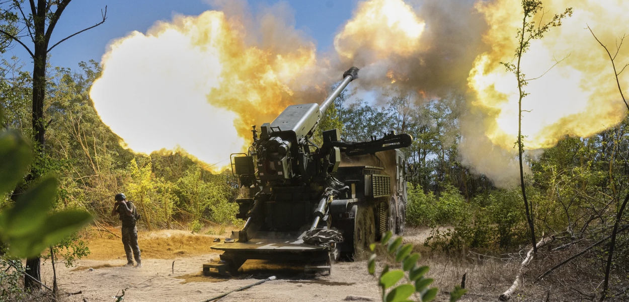 Ukrajinski vojnici iz 44. artiljerijske brigade ispaljuju samohodnu haubicu 2S22 „Bohdana“ na ruske položaje na frontu u Zaporoškoj oblasti, Ukrajina, srijeda, 20. avgust 2025. (Foto: Danilo Antoniuk)